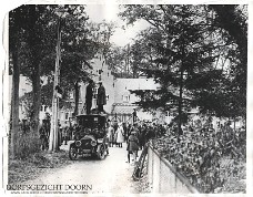 Hoofdgebouw 1922 fotograaf op auto