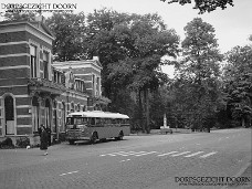 8291-FN Dorpsstraat gemeentehuis bus 56 ca 1962 Doorn - Gemeentehuis met bus