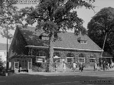 9088-FN Dorpsstraat Postkantoor met mensen ca 1962 Doorn - Postkantoor