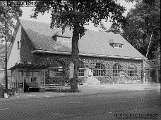 9106-FN Dorpsstraat Postkantoor met mensen ca 1962 Doorn - Postkantoor