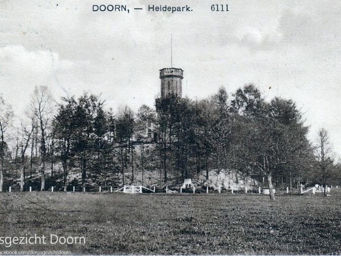 Hydeparklaan Doorn In 1815 kocht de koopman H.P. Hoff 50 ha heidegrond tussen de Driebergsestraatweg en de Arnhemse Bovenweg van Domeinen....