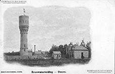 Bronwaterleidingbedrijf Doorn 1903 tot 1910 Bronwaterleiding bedrijf Woestduinlaan Doorn tussen 1903 en 1910. In 1910 is op het huis rechts en extra woonlaag gebouwd. In 1959 heeft men de kantelen van de...